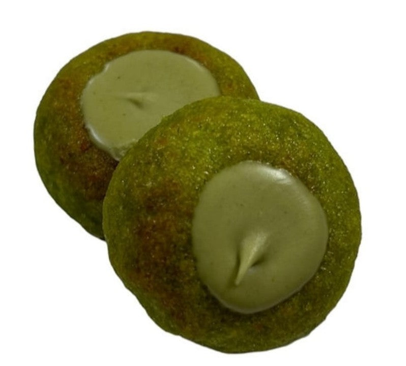 Biscuits à la pâte d'amande farcis à la crème de pistache